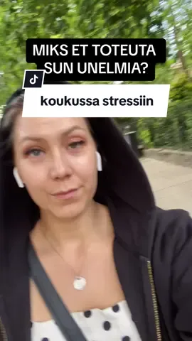 💀Moni meistä on siis oikeesti koukussa stressiin💀 Me kaikki tiedetään se tyyppi, jolla on aina hirveä stressi päällä, koko ajan kauhea kiire ja ympärillä ihan vitusti draamaa. Se tyyppi, joka sanoo et ”aina on jotain” tai sit voi olla et sä oot tämmönen tyyppi 💙 Mä olin ja olen välillä edellään tää tyyppi.  Sitä on välillä niin vaikea edes huomata, koska me ollaan niin tottuneita siihen. On kiire, on draamaa…ja nimenomaan et aina on jotain! Jos tuntuu ettet oo ees stressaantunut, mut saat tosi paljon buustia juoruilusta, tuomitsemisesta, pöyristelystä niin voi olla, että sun keho tuntee olonsa turvaisaksi kaaoksen keskellä.  Kohta keho vaan tarvitsee enemmän kaaosta ja kortisolia kokeakseen sen ”rauhan”. Mitäs sitten käy, kun tarvitsee ympärilleen vaan enemmän ja enemmän kaaosta?  Toteutatko sun unelmia? Uskallatko olla rohkeasti esillä?  💀Todennäköisesti et 💀 Ensimmäinen askel on tiedostaa tämä kierre. Pysähtyä ja aloittaa palautuminen. Helpommin sanottu kuin tehty — tiedän!  Jos tunnistit kaverisi niin lähetä tää postaus hänelle ja jos taas tunnistit itsesi ja haluat asiaan muutoksen, jotta uskaltaisit elää sitä oman näköistä elämääsi niin laita mulle Instagramissa DM ”MUUTOS” niin lähetän sulle ihanan energiahoidon avuksi!  Ihanaa päivää ja tsemppiä kiireen keskelle 🤟💙 #stressi #rentoutuminen #itsevarmuus #näyttelijä #itsensäkehittäminen #henkisyys #noita #energiahoito 