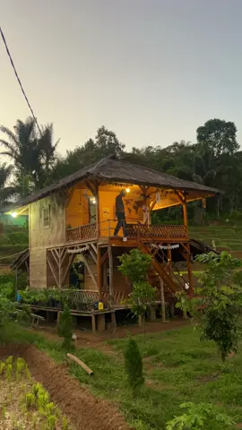 Menjelang maghrib, menyalakan lampu Saung #HalamanBelakangKebon #suasanapedesaan #suasanakampung #hidupdikampung #fyp #fyppage #fypシ゚viral #viral #garutselatan #garut 