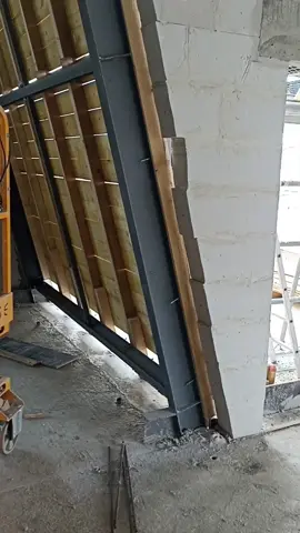 Coffrage d'un poteau incliné  #coffrage #poteau #maçonnerie #vidéodechantier 