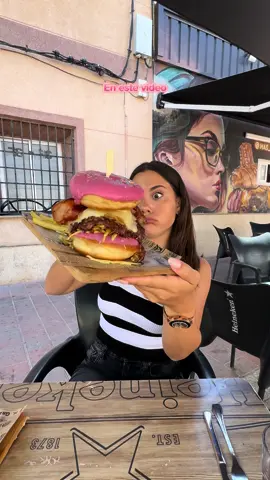PRUEBO UNA BURGER MÁS GRANDE QUE YO 🫣😮‍💨 Nunca había probado la hamburguesa con pan de donut 🍩 y cuando vi que @mas_ke_tapas la tenía disponible este mes de junio y fui CORRIENDO 🏃‍♀️‍➡️  He de decir que la tuve que chafar para que pudiera darle el primer bocado 😂😌 La hamburguesa 🍔 cuesta 14€ se llama Homer Smash by MKT y presenta 👉🏼 Donut glaseado con cobertura de chocolate rosa y confeti, doble smash burger ( 200 gr.), 3x queso havarti, cebolla caramelizada y 2x bacon.  Y tú, ¿has probado una burger que combina dulce y salado? Te leo 👀👇🏼 #murcia #comerenmurcia #hamburguesamurcia #masktapas #comerbarato #planesbaratos #burgers #burgersofinstagram #foodmurcia #foodiesmurcia 