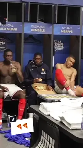 Dembélé pendant le discours d’après-match de Deschamps 🍕  📸 : @Equipe de France  #france #football #dembele #fyp #foryou #pourtoi #fypシ 