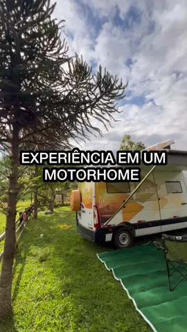 FIZEMOS UMA VIAGEM DE MOTORHOME 🚐🌴🛣️ (O que achou ? Deixe nos comentários 👇 Fizemos uma viagem de Motorhome, que é literalmente uma casa sobre rodas, e foi uma experiência muito maneira. Alugamos com a @mhpuravida e eles nos deram todo o suporte e orientação para a viagem. O mais legal é que o motorhome te dá a liberdade de ir para o lugar que quiser. 🛣️Saímos de BH com destino a Tiradentes.  🚐 O que tem no Motorhme:  - 2 andares  - Cama  - TV  - Ar Condicionado  - Tomadas  - Cozinha equipada com utensílios  - Microondas  - Ferigobar - Fogão elétrico  - Gavetas  - Chuveiro  - Banheiro  - Vaso sanitário  - Mesas  - Cadeiras  - Churrasqueira - Ducha  … e muito mais  🎟️ Para alugar o motorhome basta verificar as datas disponíveis com a equipe Pura Vida. 💲Os preços do aluguel do motorhme variam muito dependendo da época e do dia em que for alugado.  Para essas informações consulte a equipe 👇 📲 info: Whats 41 98524-5827 🚐 mhpuravida