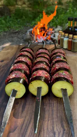 Patlıcanlı Kebab Video: @chefganicaglar 👨🏽‍🍳 Malzemeler: - Dana yağsız et - Kuyruk yağı - Patlıcan - Soğan - Kapya biber - Acı sivri biber - Sarımsak - Maydanoz - Kimyon - Pul biber - Tuz Materials:  - Beef lean meat  - Tail fat  - Aubergine  - Onion  - Capia pepper  - Hot green pepper  - Garlic  - Parsley  - Cumin  - Chili pepper  - Salt #yemek #food #foodtiktok #keşfet #adventure #asmr #camping #chef #cheflife #holiday #tati #camping #chefganicaglar 