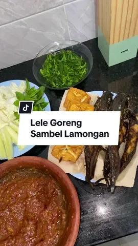 Lele Goreng + Sambel Lamongan Lengkap dengan sayur + lalapan 🥰 #sambel #sambellamongan #pecellele 