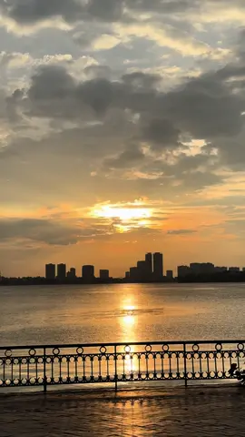 Năm tháng ấy, tôi vì người nói thích màu xanh  Mà lỡ đem lòng yêu luôn cả bầu trời… #tiktok #hotay #minhbuihaymo #hoanghon #trending 