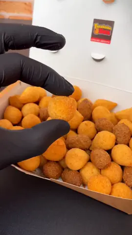 QUINTOU! Confira Nosso Combo do Dia! 🤩 No Combo de QUINTA Vão 👉 70 Salgadinhos (10g Mini) A Sua Escolha Por Apenas R$34,90!!! Além desse combo você encontra diversas opções de combos e tamanhos em nosso cardápio  :) 📲 Faça seu pedido pelo link da BIO ou diretamente pelo Whats (41) 98420-3525 🛵💨 #coxinha #euamocoxinha #loucoporcoxinha #crocante #salgadinhos #empanados #delivery #salgados #coxinhadaboa #salgados #daboa 