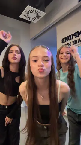 with ma baess @𝐙𝐀𝐇𝐈𝐃𝐄 @c h i a r a 🥀  #foryou #dance #trending #viral #trio 