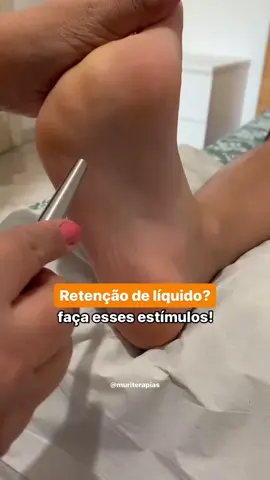 Geralmente, a retenção de líquido é causada pela falta de líquidos naturais do corpo e pela má alimentação. Entretanto, várias mulheres têm este problema e podem usufruir das vantagens da reflexologia para amenizar este problema. A reflexologia podal é caracterizada por manobras e estímulos nos pés utilizando pressões por meio de movimentos com as mãos e ponteiros, com o intuito de atingir as terminações nervosas interligadas ao sistema urinário e linfático!* Podemos destacar a melhora da oxigenação dos tecidos, do tônus muscular a da flacidez. Compartilhe! #reflexologiapodal #reflexologia #retençãodelíquidos 