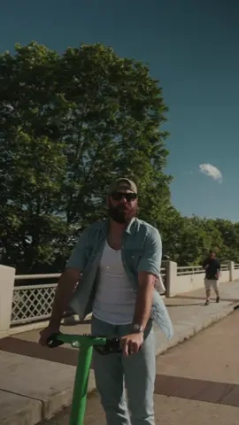 Late for soundcheck cause my damn scooter died…see yall soon #cmafest