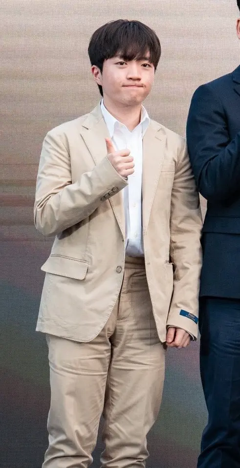 Sáng nay Shin dậy sớm đi truyền thông 💼 Source: @zaka_ys (X) #T1 #Keria 