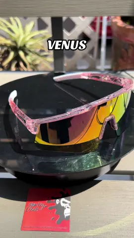 Presentamos LOS REYES SUNGLASSES, los lentes MÁS TOCHEROS del mercado! 😎 Unos lentes para ti, para todos! Pídelos YA y juega con estilo cada partido. . . #flagfootball #football #juegatocho #tocho #tochito #playtocho #futbolamericano #footballgloves #footballcleats #ilovetocho #amoeltocho #MonkeyCleats #tocholavida #americanfootball #losreyessunglasses #sunglasses 