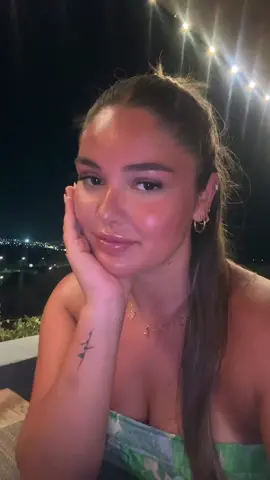 Forcing my friends to feed me 🫢.  #feeding #fyp #friendshipgoals #feedingtime  #girlsnight @GGiegelpraatjes 