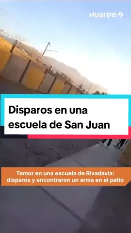 👉🏻 Alumnos y profesores de la escuela del barrio Nuevo Cuyo de Rivadavia se llevaron un gran susto al escuchar disparos en la zona.  Los policías entraron al edificio y en el patio encontraron un arma. Más información en www.diariohuarpe.com #sanjuan  #disparos #policia  #escuelas 