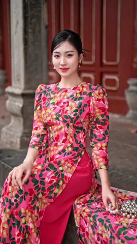 Mẫu thì xinh - Áo dài thì xuất sắc 🤭🤭🤭 Đúng k các chị??? #aodaiinhoa #aodaiinhoa3d #aodaihoanhi #aodai #aodaiquynhnguyen 