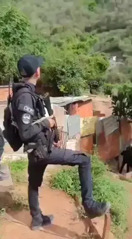 #frifayer  Parte de la plomamentazón durante el enfrentamiento entre un grupo de delincuentes fuertemente armados y funcionarios de la Brigada de Acciones Especiales (BAE) del Cuerpo de Investigaciones Científicas Penales y Criminalísticas (Cicpc) en la parte alta de El Valle y la carretera Panamericana en Caracas. #Cicpc #Bae  #PoliciaCientifica #Comandos 