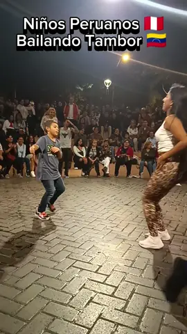 Niños Peruanos, bailando tambor venezolano en el parque Kennedy. #niñosbailarines #niños  #tambor #tamborvenezolano #miraflores_lima_peru #fypシ゚ #parquekennedy #baile #peruanos #venezolanos 