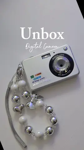 กล้องดิจิตอลตัวแรกของช้านนน สีเงินคลาสสิคสุดๆ ใครอยากมีกล้องไว้ถ่ายรูปเล่นๆ จิ้มที่ตะกร้าได้เลย . . . . . #kitbeez #digitalcamera #camera #กล้องดิจิตอลเก่า #กล้องดิจิตอล #fyp #dearisy 