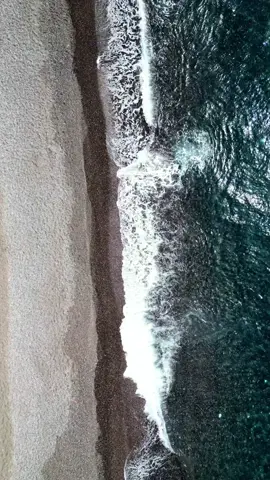 📍 Kamari Black Sand Beach, Santorini 🐚🇬🇷 what a rock face unbelievable🤩 for more content follow and like☺️  #kamari #santorini #beach #amazing #beautifulview #wow #fyp #tiktok 