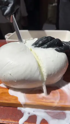 Mozzarella di bufala ❤️ #aimontilattari #salumeria #pignasecca #napoli #viatoledo #napolicentro #mozzarella #orobianco #mozzarelladibufala 