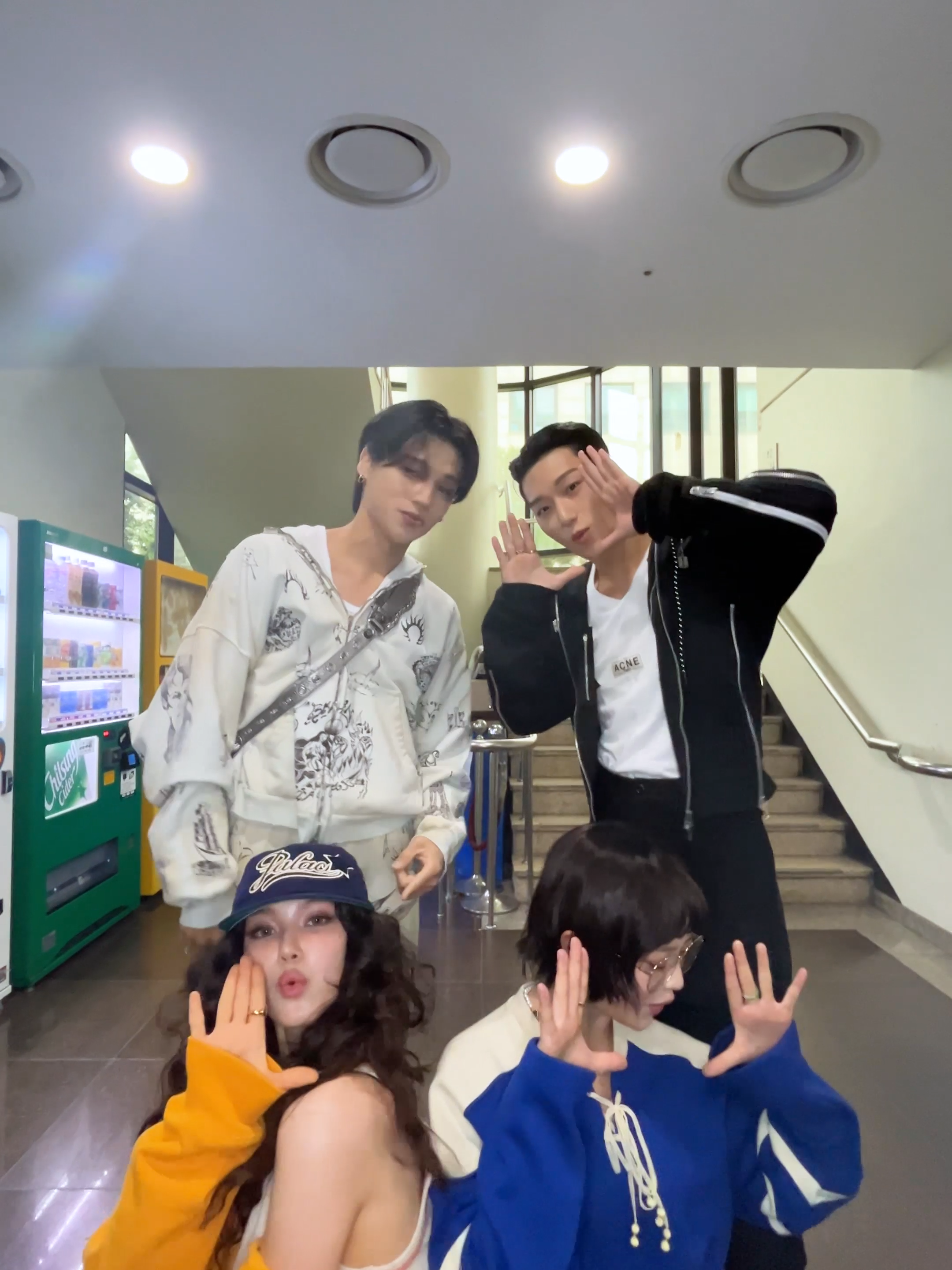 Gotta #WORK 👛 with #하니 님 & #다니엘 님 #GottaWORK #WORKchallenge  #NewJeans #뉴진스 #HANNI #DANIELLE @newjeans_official #ATEEZ #에이티즈 #SAN #산 #WOOYOUNG #우영