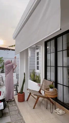 Privasi dan Penyaring CahayaRoller Blind Outdoor ini tidak hanya memberikan privasi tetapi juga dapat mengontrol seberapa banyak cahaya yang masuk ke dalam ruangan, yu samaan order di @INDO TIRAI 