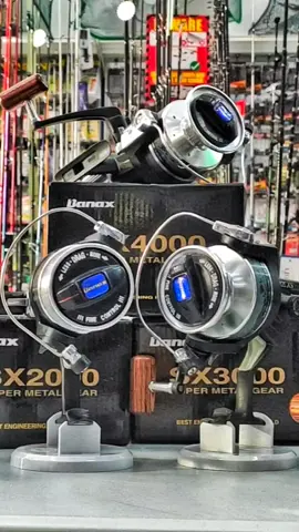 Reel Banax - SX Time proves everything‼️Reel Banax SX paling legend di pasaran selama 35 tahun.  •Model: SX 2000 - Gear Ratio: 4:8.1 - Line Capacity (mm/m): 0.35/290, 0.40/190 - Maxdrag : 8 kg - Weight : 0.60kg •Model: SX 3000 - Gear Ratio: 4:8.1 - Line Capacity (mm/m): 0.35/320, 0.40/240 - Maxdrag : 8 Kg - Weight : 0.65kg •Model: SX 4000 - Gear Ratio: 4:7.1 - Line Capacity (mm/m): 0.45/230, 0.50/160 - Maxdrag : 9 Kg •Model: SX 5000 - Gear Ratio: 4:7.1 - Line Capacity (mm/m): 0.45/260, 0.50/190 Maxdrag : 10 Kg Weight : 0.82kg #tcetackles #papar #sabah #fyp #fypシ゚viral #banaxsx #reel 