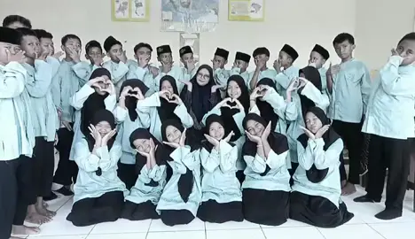 Kalo udah kelas 6 pasti bakal kangen banget sama kelas ini 🫂💗 Kelas ini tu anak anaknya seruuu banget 😋🤩❗ Aku bakal kangen kalian semuaa 🫂💗 Di kelas 5a aku belajar banyak 📚 Di kelas 5a aku punya banyak teman 👥❗ Seperti kalian semuaa 🤩 Kita selalu ada dalam suka dan duka 🫶🏻💗 Kita jangan asing ya? 💞 Semoga setelah kita naik kelas ini kita ga asing ya?  Dan terimakasih untuk wali kelas 5a Ibu Rahmah Hidayah S. Sos. I Yang sudah mengajari kami dengan sabar Dan menurut anak murid kelas 5a hanya engkau lah yang paling baik bu..  Saya harap engkau akan selalu mengingat kami 🤍 Wopyuuu 🫂💗 I love youuu 🫂💗 @Rahmahlikan29  #anakkelas5a #anakkelas5a #4u #fypppppppppppppppppppppppppppp #fypシ゚viral #ikutantrend #masukberanda #fypviral #fyp #4you 