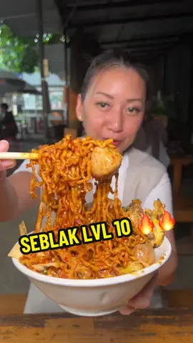 Replying to @non_aaaaa SEBLAK LEVEL 10 🔥🔥🔥 tp enak pangsit chilli oilnya #nanakoot 
