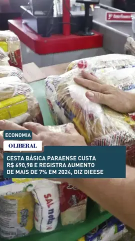AUMENTO Colocar comida na mesa têm tido um custo cada vez mais elevado para os paraenses. Em maio, pelo quinto mês consecutivo, o preço da cesta básica de alimentos no Pará voltou a subir, alcançando o valor médio de R$ 690,98, cerca de 1,40% mais cara em relação ao mês de abril, conforme as pesquisas realizadas pelo Dieese. Analisando o período de janeiro a maio de 2024, o Dieese apontou um aumento acumulado de 7,06% no custo da alimentação básica, mais que o dobro da inflação do mesmo período, que ficou em 2%. Ainda segundo a análise do Dieese, para uma família composta por dois adultos e duas crianças, mensalmente, foram necessárias três cestas básicas. Com esse dado, o custo de alimentação em maio foi de R$ 2.072,94, exigindo um salário mínimo e meio para cobrir as necessidades alimentares básicas. Nesse mês, o trabalhador paraense precisou destinar 52,90% do salário mínimo para comprar os itens básicos da cesta, ou seja, mais da metade da renda mensal. Isso significa que, para custear apenas a alimentação, foi preciso trabalhar 107 horas e 40 minutos das 220 horas mensais previstas em lei. Saiba mais em oliberal.com 📸 Igor Mota/O Liberal #economia #oliberal #amazoniajornal 