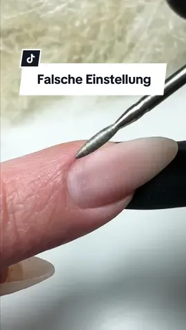 Achtung beim Fräsen der Nagelhaut: Achte auf die Laufrichtung deines Fräsers! Merke dir: Immer gegen die Drehrichtung des Bits arbeiten – rechts fräsen, wenn sich der Bit nach links dreht, und umgekehrt. Wenn's nicht vorangeht und die Nagelhaut stattdessen runtergedrückt wird, stimmt die Richtung nicht. #nagelfräser #fräser #nageldesign #gelnägel #vorbereitung #maniküre #nagelhaut #geltipps #nageldesign24 #nd24