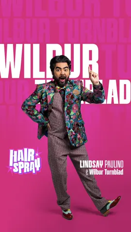 ✨ LINDSAY PAULINO É WILBUR TURNBLAD ✨ Dono da loja Ha-Ha-Ha, Wilbur é o pai de Tracy e vai fazer de tudo para apoiar o sonho de sua filha! 🎉 Quem aí gostou do pai mais fofo de toda Baltimore? 💖 🎟 VENDAS ABERTAS! Confira as informações e garanta já seu ingresso: RIO DE JANEIRO Estreia dia 04 de julho 📍Teatro Riachuelo Rio Vendas no site da Sympla 🔗 Ingressos a partir de R$19,90! (Link na bio) SÃO PAULO Estreia dia 05 de setembro 📍Teatro Renault Vendas no site da Tickets For Fun 🔗 Ingressos a partir de R$19,90! (Link na bio) #Hairspray #HairsprayBrasil #TeatroRenault #TeatroRiachueloRio #TikTokMeFezAssistir 