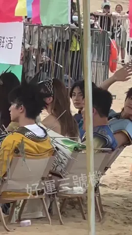 minghao was waving at carats but he fell from the chair😭   #seventeen #seventeen17_official #fyp #fypシ゚viral #carat #caratと繋がりたい #the8 #minghao          ccto: @_haofolder_
