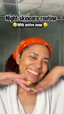 When I have active acne, i like to sooth my skin qith infrdients that refresh my soin and reduce thw inflammation caused by the acne. This rotine is definitely one of to achieve that! #creatorsearchinsights #soothingroutine #skincare #nightskincareroutine #activeacne #latina #skincareproducts #skincaretips 