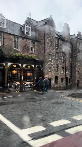Uncomfortable Truths About Planning Your Edinburgh Trip: 🤔🏰 💙☔️ 1.Unpredictable Weather: Prepare for all seasons. Layers are essential as weather can change quickly from sunshine to rain and back again. 2.Book Accommodation Early: Prices can be high, especially during peak seasons. Book well in advance or consider budget-friendly options outside the city centre. 3.Balance Walking and Transport: Edinburgh is walkable, but public transport is great for exploring further out. Consider purchasing a day ticket for buses/trams. Follow for more Edinburgh inspiration 🏰💌 And if you're still not sure what to pack, I've created a packing guide just for you! For a free download check the 🔗 on my profile. #edinburghscotland #visitscotland things to do in Edinburgh #edinburgh #scotlandtravel #edinburghcastle #victoriastreet #diagonalley #outlanderfans #edinburghblogger #schottland #ecosse #edinburghtrip #scotlandtravel 