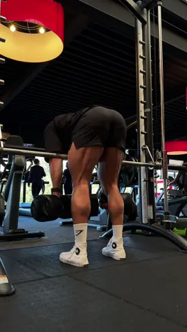 How many lines do we count? 👁️#hamstrings #legs #motivation #foryou 