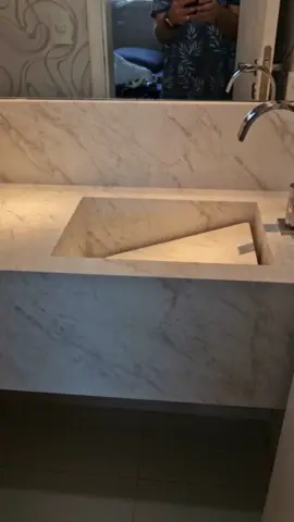 Antes e depois, Envelopamento de pia de Lavabo com Adesivo Mármore Calacata Fosco da @Imprimax  #xjrenvelopamentos #reformalimpa #personalizacao #reels #viral #adesivo #foryou #decoracao #ambientes #pia #banheiro #lavabo #marmore 
