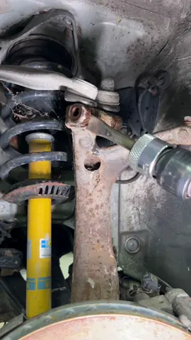 Quick way to remove Audi Upper Links #audi #vw #volkswagen #cars #automotive #cartok #mechanicsoftiktok #techniciansoftiktok 