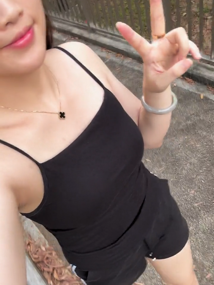 kemana mana emang enaknya pakai tanktop, ini tanktop nyaman banget si bahan nya. yang penting nyaman dan nggak tergiur harga murah kak :D #tanktopwanita #tanktopmurah #tanktopcrop #tanktopstyle #bajudinas #setelanwanita #bajudinasdepansuami #malamjumaat #bajudinasistri