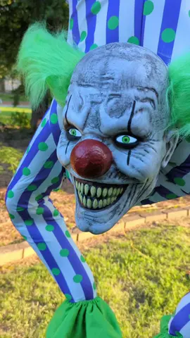 Handstand Clown Lowe's 2024 . . . #lowes #halloween2024 #clown #animatronics #loweshalloween2024 