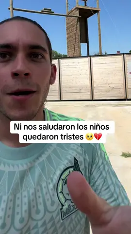 Estuvimos 2 horas esperando a le selección de Brasil afuera del hotel en College Station Texas y aunque logramos ver a todos los jugadores ni uno se arrimó a saludar o firmar autógrafos 😱 Los niños quedaron bien tristes incluso hasta algunos se pusieron a llorar 😔 Pero ni modo así es la vida por eso no hay que idolatrar a nadie…