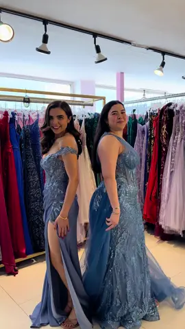¿Qué te parecen estas dos opciones para tu graduación 🔥? Vestidos súper diferentes pero que hacen una forma increíble 🤩 Visitanos en nuestras sucursales en Monterrey 🥰 #rentadevestidos #mtynlmexico🇲🇽 #mty #vestidosenrenta #vestidodegraduacion #promdress #vestidosderentamty #vestidos #viernes 