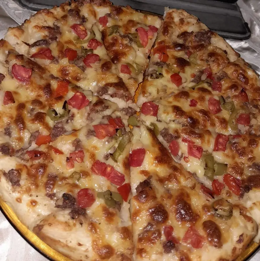 طريقه البيتزا  ٢ كوب دقيق الكوب يعمل صينيه كبيره رشه ملح معلقتين زبده او زيت بس يفضل زبده نص كوب لبن دافي معاه كيس خميره فوريه مع معلقه سكر صغيره نسيبهم لحد مايتفاعلو ونعجن مده لا تقل عن ١٠ دقايق عشان كتر العجن بيخليها حلوه جدا نسيبها تخمر ع مهلها ونفردها ف صينيه ونشكشها بشوكه ونحط المكونات اللي بتحبوها نوع الجبنه يكون طبيعي مش نباتي قولو لعمو بتاع السوبر ماركت كدا😂♥️ #fyyyyyyyyyyyyyyyyyyy #viralvideo #views 