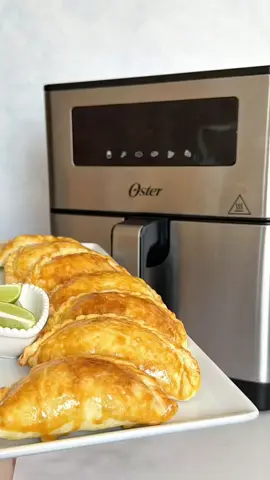 Empanadas en mi freidora de aire 🥟🥟 Ingredientes 500gr harina de trigo sin leudantes (3y1/2tzas) 120gr mantequilla con sal 1 yema de huevo 250ml agua tibia (1tza) 1 pizca de sal Yema de huevo para barnizar. Cocina a 175°C por 16min #freidoradeaire #delicioso #saludables #empanadasvenezolanas #trending #Receta #foo #delicioso #gastronomia #viral #reunion #compartir #merienda #hechoencasa