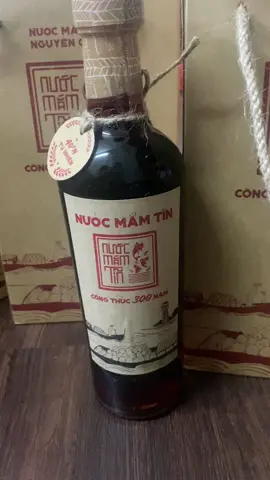 Nước mắm tĩn nhãn đỏ độ đạm 40 N , chai thuỷ tinh 500ml , chai rin nguyên chất #xuhuongtiktok2024 #affiliatemarketing #nuocmam #nuocmamphanthiet #nuocmamtruyenthong #nuocmamngon 