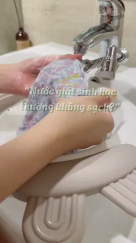 À mà mùi hương nhẹ nhàng thôi chứ không thơm kiểu nước hoa hay phấn nồng như các loại nước giặt hoá học nhe mấy bà ui.  #mevabe #momlife #mecucmanreview #landaulamme #nuocgiatchobe #mămmy #mebimsua 