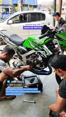 Kawasaki Ninja 150R Ganti Oli🔥 ⏩ MOTUL 3100 GOLD 4T 10W-40 .  Meningkatkan performa dan proteksi mesin Bikin riding makin nyaman dengan perpindahan kecepatan yang halus  . . . #motulcirebon #motul #ninja150tmc #ninja150 #ninja150r 