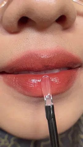 Pertama kali coba topper dan bagus banget ₊˚⊹♡ teksturnya ringan dan nggak lengket, aplikatornya silikon dan gampang banget buat dibersihin 💗 Produknya ada di keranjang kuning yaa! Follow me for more swatch and review ˶ᵔ ᵕ ᵔ˶  tags: @OMG #OMG #OhMyGlam #LipTopperOMG #OMGMattelastLipTopper #LipTopper #OhMyGlamLipTopper #LipGloss #OMGLipGloss