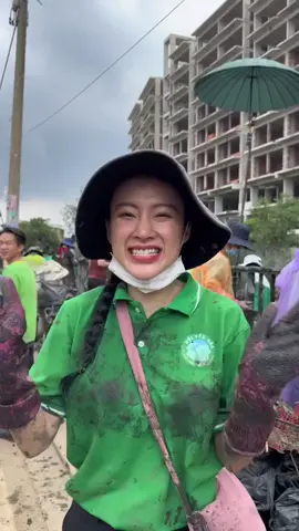 hội yêu rác và sài gòn xanh cùng nhau làm sạch môi trường . tuy khác tên nhưng cùng chung mục tiêu lý tưởng.   Không như ai kia chưa tham gia được buổi làm sạch môi trường nào mà hay bêu rếu nói xấu xỉa xói chỉ giỏi xăm xoi.  #hoiyeurac  #saigonxanh 