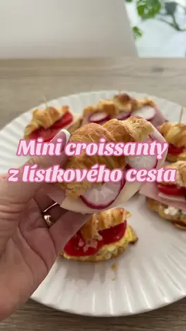 Tip na víkendový snack - mini croissanty z lístkového cesta! 😍 Postup je vo videu, pečieme cca 20 minút pri teplote 180 stupňov. 🙃 Naplníme na slano 🥓 alebo na sladko 🍓 tým, čo doma máme. ☺️  #recept #croissant #minicroissants 