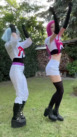 We're not talking about the fact that sometimes James only half visible💀 @yoi #teamrocketcosplay #teamrocket #jamescosplay #jessiecosplay 